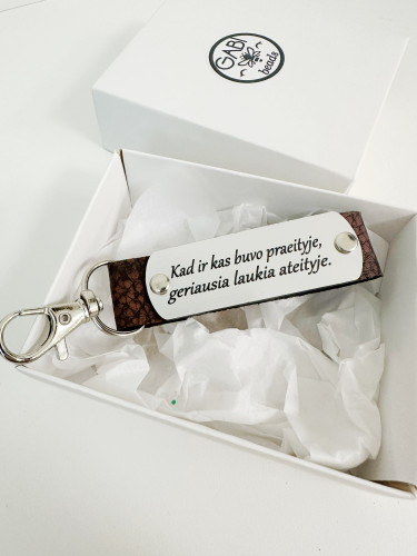 Odinis raktų pakabukas "Kad ir kas buvo praeityje, geriausia laukia ateityje"