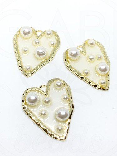 Plastikinis pakabukas širdelė, 36x31x8mm, aukso,baltos spalvos, 1vnt