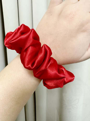 Raudonos spalvos atlasinė pūsta gumytė