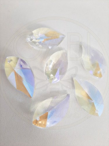 Stiklo pakabukas, lapo forma, skaidrios spalvos su AB danga , 14,5x28mm 1vnt