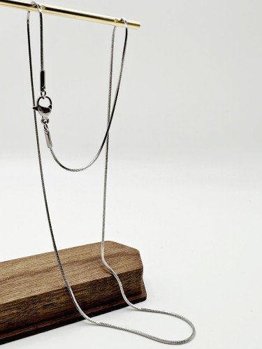 Nerūdijančio plieno grandinėlė ,1mm storio, 45cm ilgio su užsegimu plieno spalvos.