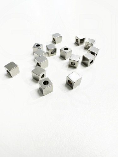 Nerūdijančio plieno intarpai, kubo formos, plieno spalvos, 5x5mm, 5vnt